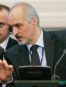 L'ambassadeur syrien a I'ONU et chef de Ia delegation syrienne, Bachar AI Jaafari ( a droite), discute avec un membre de sa delegation pendant les negociations a Astana, au Kazakhstan (janvier 2017).